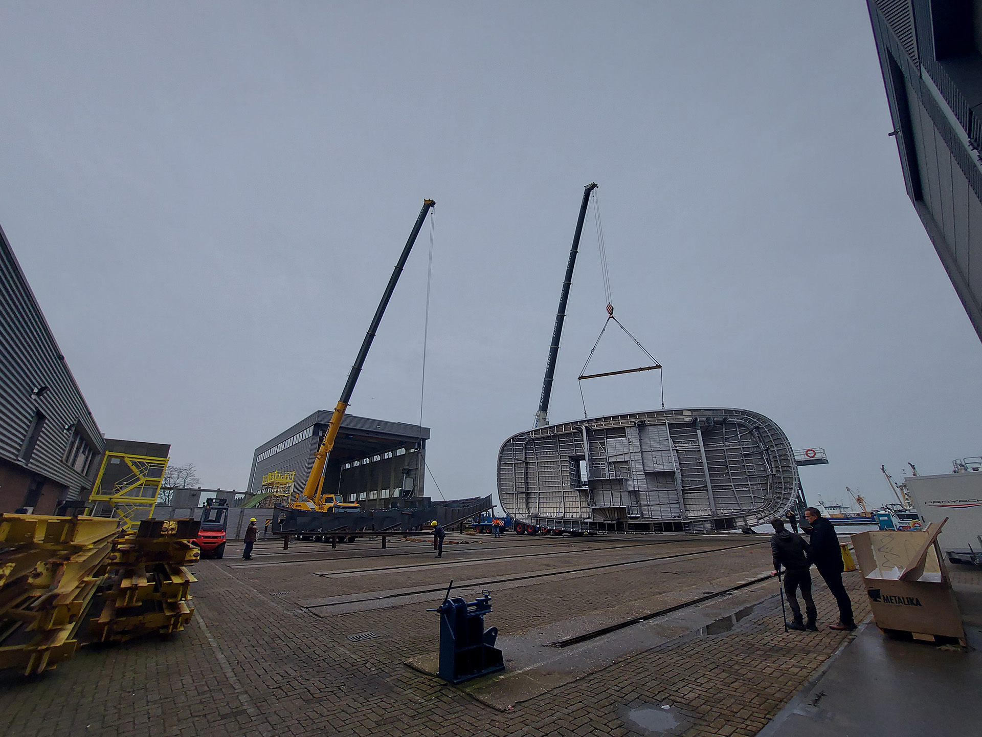 Changing position of a superstructure for a 80M+ superyacht at Balk Shipyard.