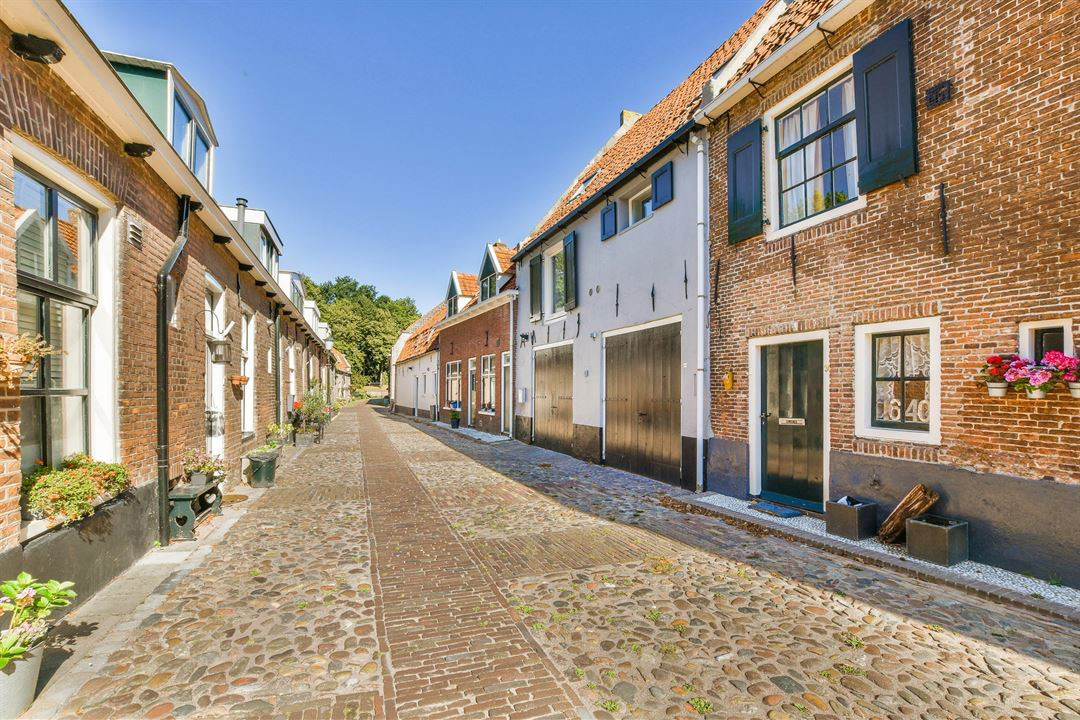 Balk Shipyard also offers houses for your crew during a survey, refit or recraft.