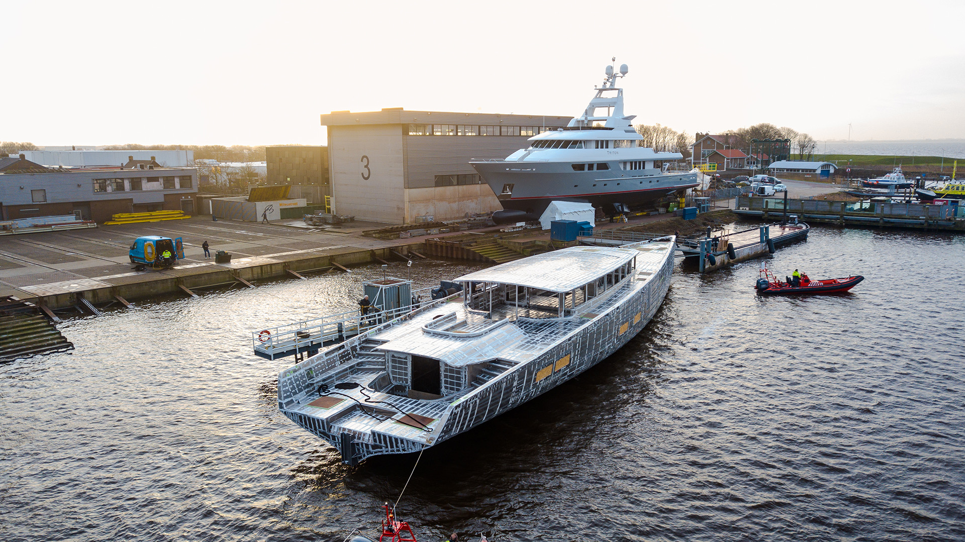 Arrival of sailing yacht Yemaya at Balk Shipyard with hall 3 in the background.